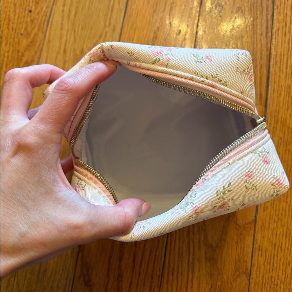 BNWOT cupcakes & cashmere White Cosmetic Pouch with Pink Floral Print - Picture 4 of 4